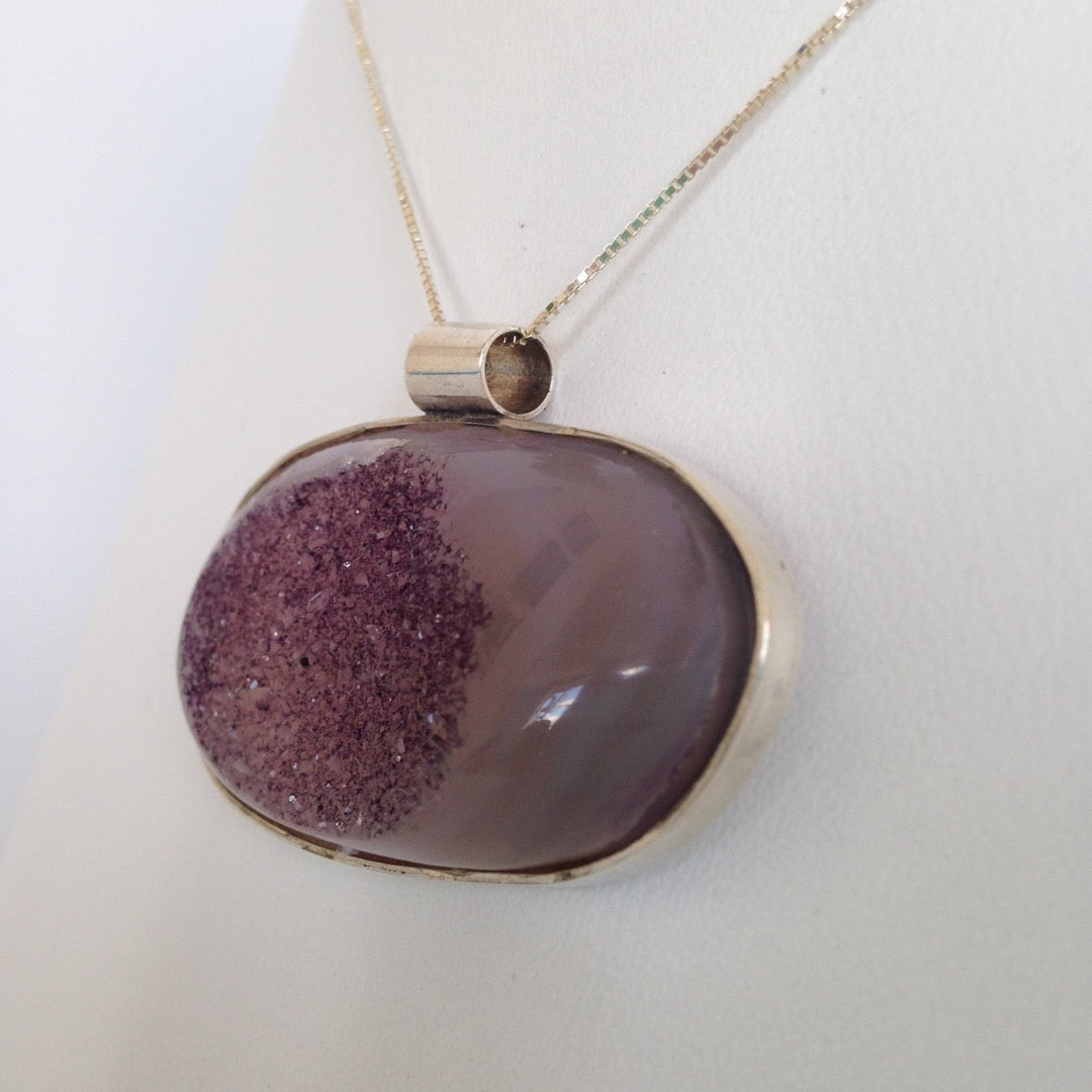 Joya de amatista que deja ver sus millares de puntos brillantes, este accesorio no puede faltar en el joyero de la mujer líder. Da calma, estrategia, precisión, buenas acciones y le ayuda a tomar mejores decisiones a quien la usa. Esta hermosa amatista le ayudara a tener claridad a dónde quiere ir, mejorará su conexión con el chakra de la garganta para que su comunicación sea asertiva y fluida.