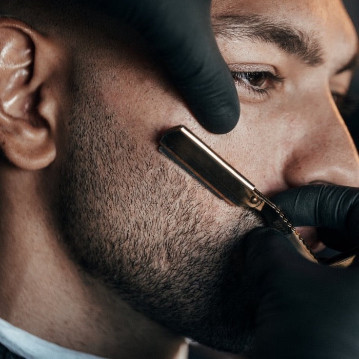 Bálsamo inhibido de vello aftershave de SkinHealth produce un efecto debilitador del folículo reduciendo el crecimiento y la densidad del vello. Acelera la regeneración celular y ayuda a mantener la piel hidratada. Es un bálsamo para después de la afeitada y/o depilación porque refresca, calma y suaviza la irritación.