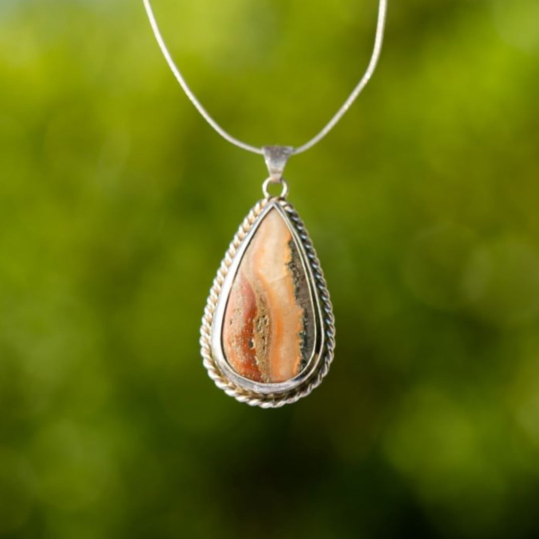 Esta serpentina corrige los desequilibrios emocionales y enfoca la energía curativa hacia las zonas problemáticas. Ayuda en la eliminación de parásitos, absorción del calcio y magnesio, hipoglucemia y diabetes.