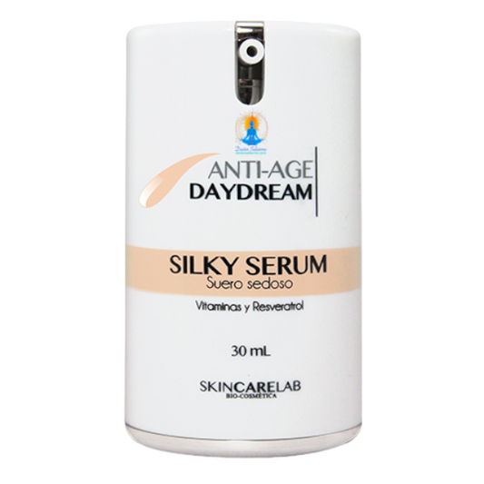 Suero sedoso enriquecido con vitaminas A, E, F, H y ácido hialurónico previene envejecimiento prematuro y líneas de expresión