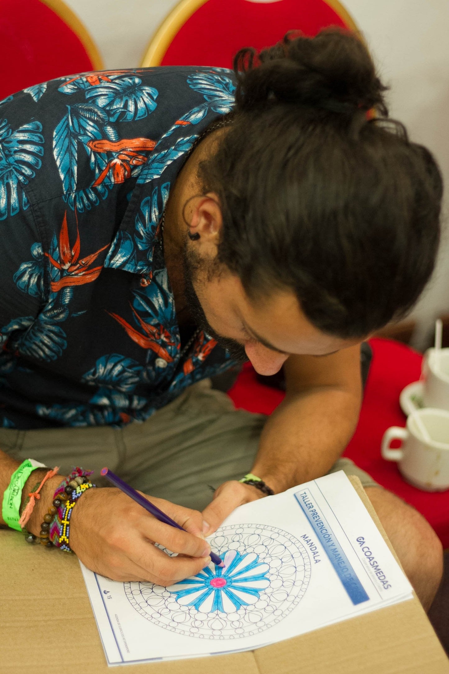 Desestresate coloreando mandalas o dibujando a lápiz, regala bienestar a ti mismo y tus seres amados. Este kit contiene: Una cartilla con 36 mándalas para colorear. 